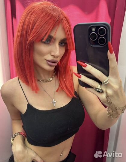 Красный парик с челкой