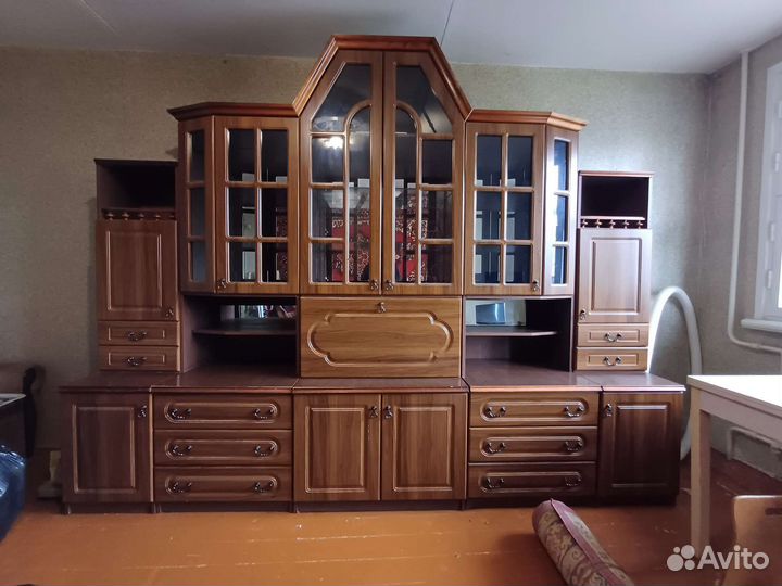 Стенка из натурального дерева