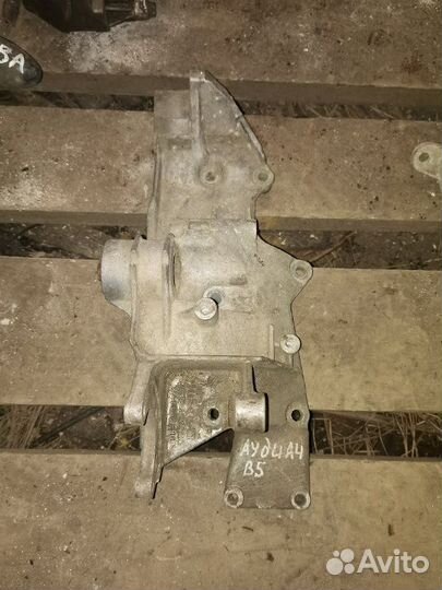 Кронштейн генератора Audi A4 B5