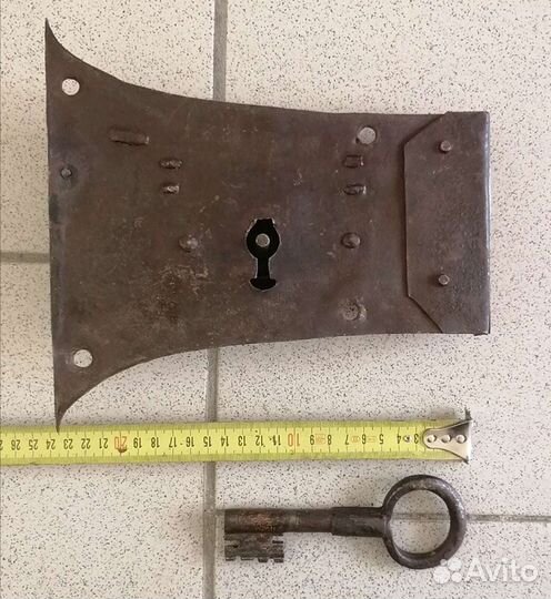 Замок старинный с ключом