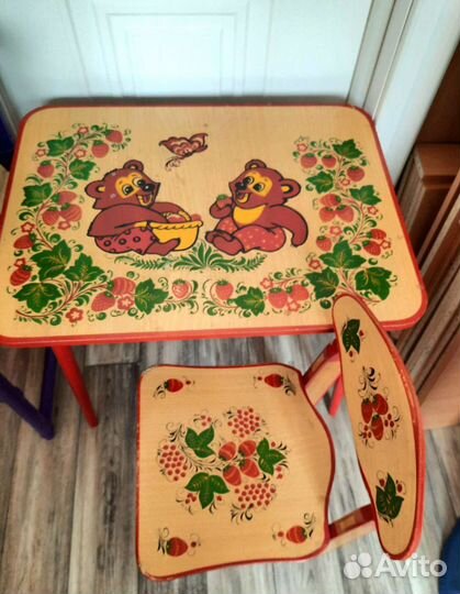 Детский стол, стульчик и полка для игрушек