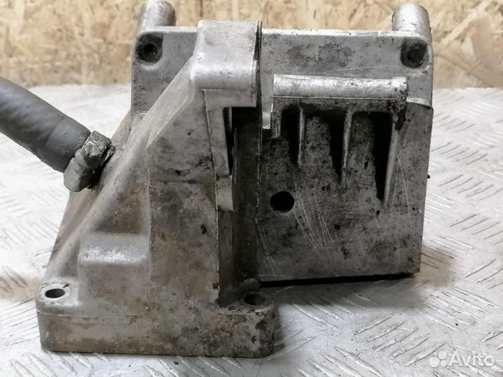 Кронштейн гидроусилителя E 124