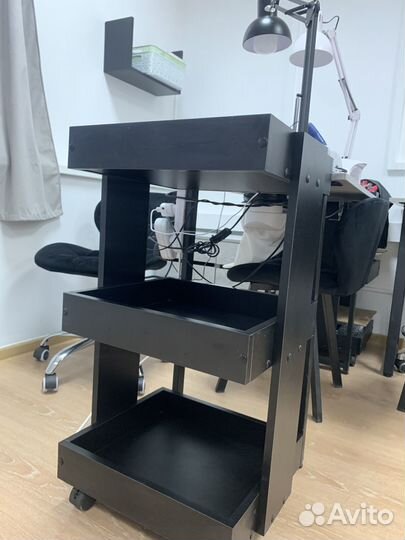 Стол и стулья для мастера маникюра