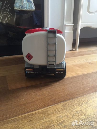 Грузовик бензовоз,нет левого зеркала и нет шланга