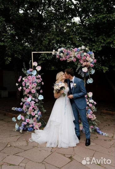 Арка из декоративных цветов