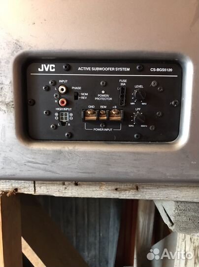 Сабвуфер и усилитель в автомобиль