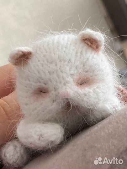 Вязаная игрушка котёнок