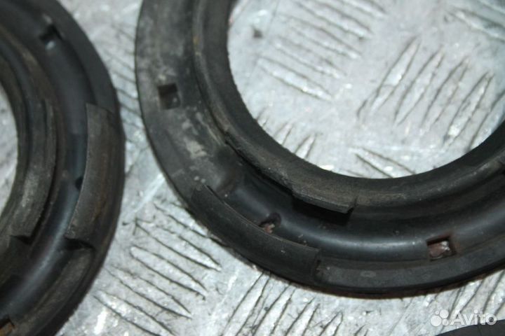 Опоры задних пружины комплект Mazda MPV LW