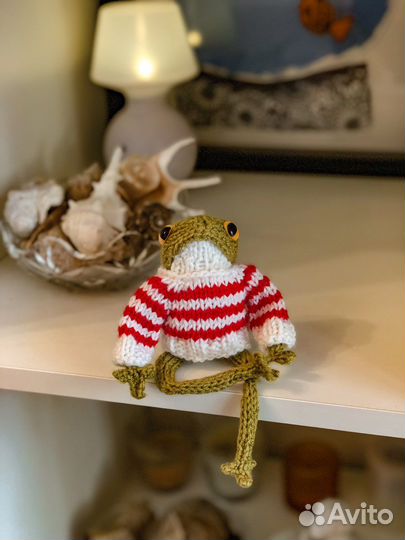Вязаная лягушка интерьерная игрушка