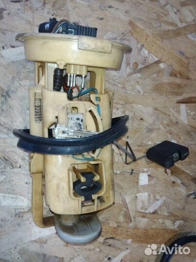 Топливный насос с датчиком уровня правый Bmw 330D