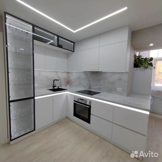 Кухня белая угловая на заказ