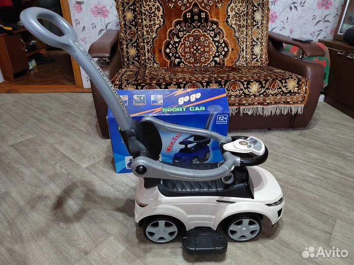 Машинка-каталка с родительской ручкой