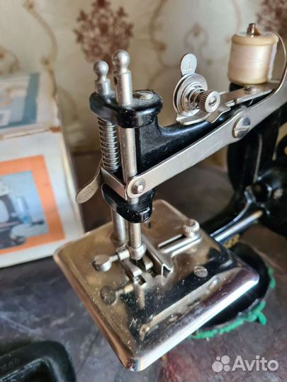 Миниатюрная швейная машинка Singer