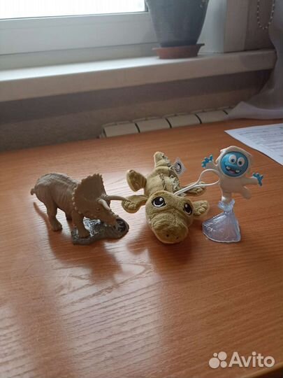 Фигурки из киндера: динозавр, крокодил, иети