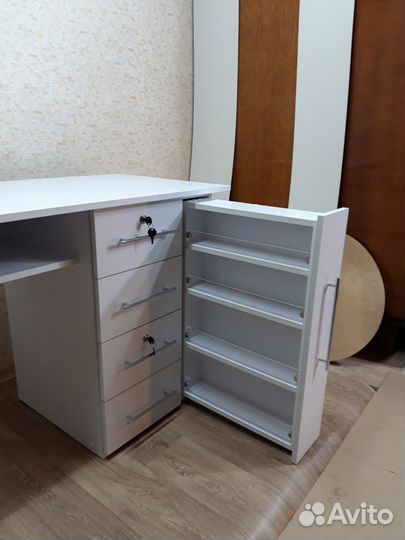 Маникюрный стол новый