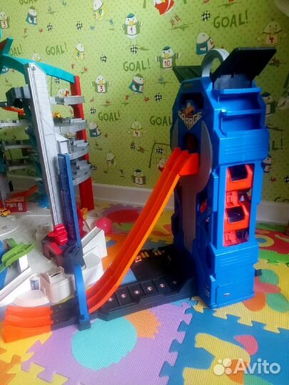 Hot wheels трек мега гараж