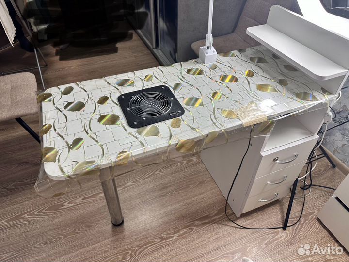 Маникюрный стол с вытяжкой