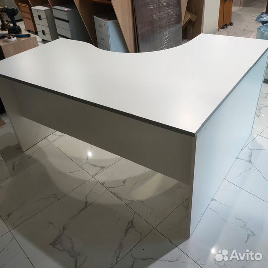 Угловой стол в офис