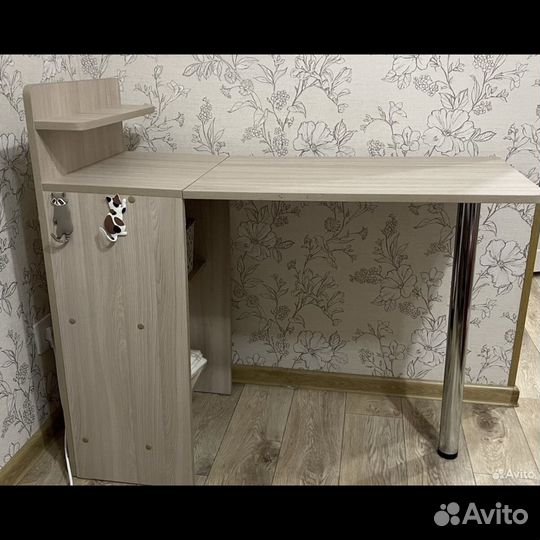 Маникюрный стол