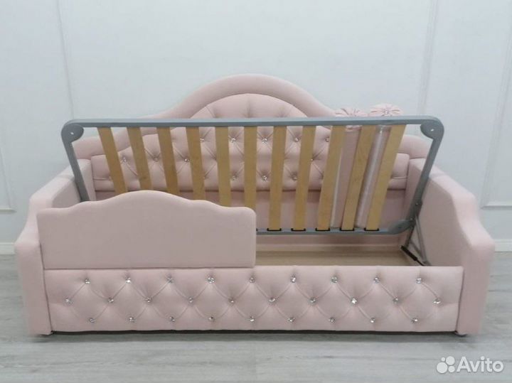 Детская кровать с подъемным механизмом