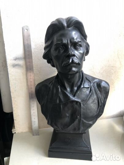 Бюст М. Горький