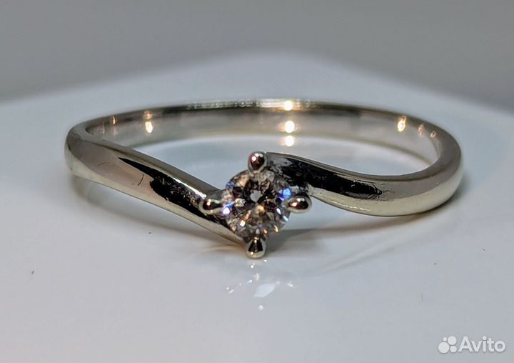 Золотое кольцо с бриллиантом белое золото 17 р