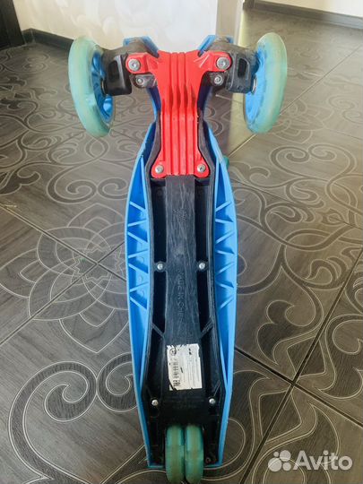 Самокат трехколесный