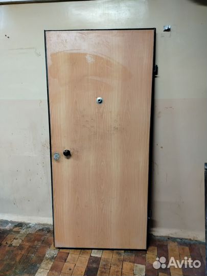 Металлическая дверь бу 90 200