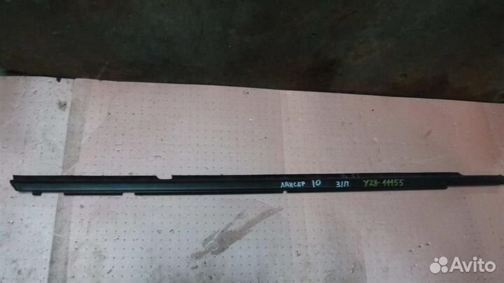 Накладка стекла заднего правого Mitsubishi Lancer