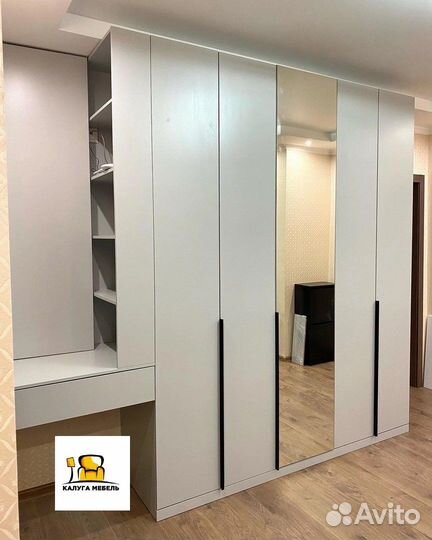 Прихожая со створчатыми дверями