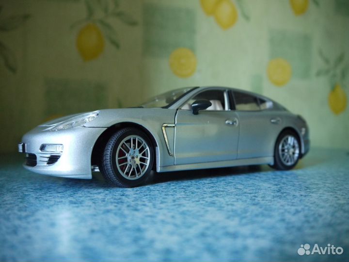 Porsche Panamera 4s silver 1/18