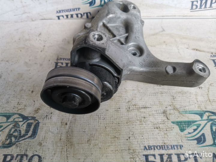 Кронштейн компрессора кондиционера Volkswagen Golf