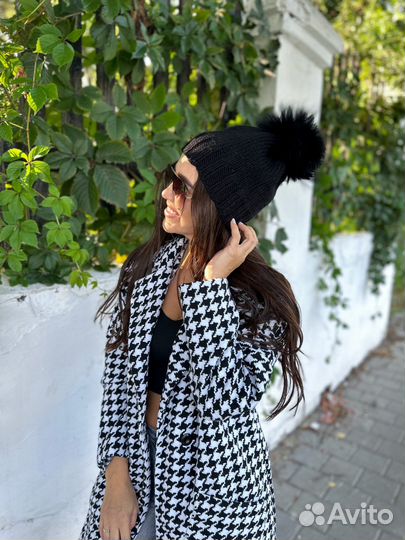 Черная шапка с натуральным помпоном