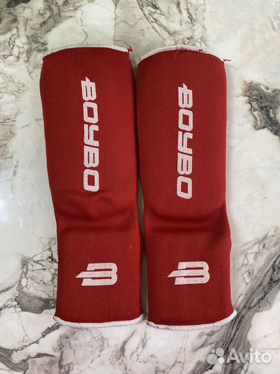 Боксерские перчатки, защита на ноги и шлем бокс