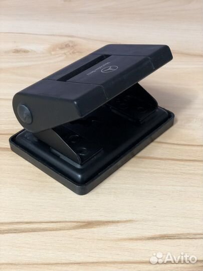 Дырокол для бумаги - аксессуар от Mercedes