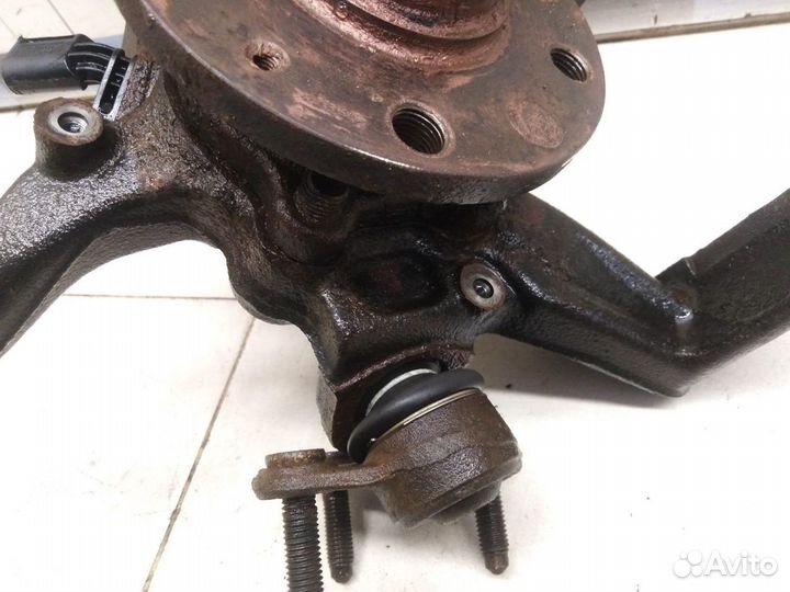 Кулак поворотный передний правый Jetta 2006-2011