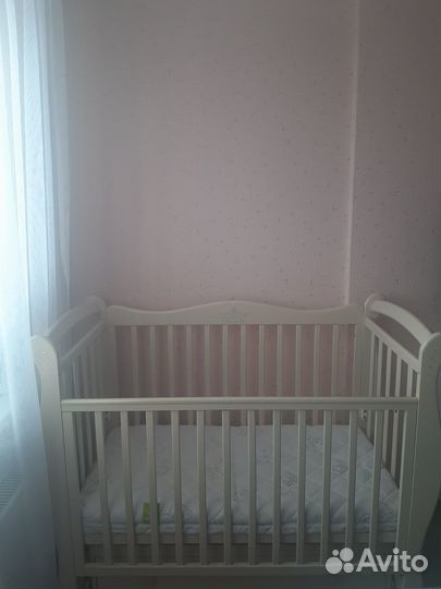 Детская кроватка с маятником и ящиком