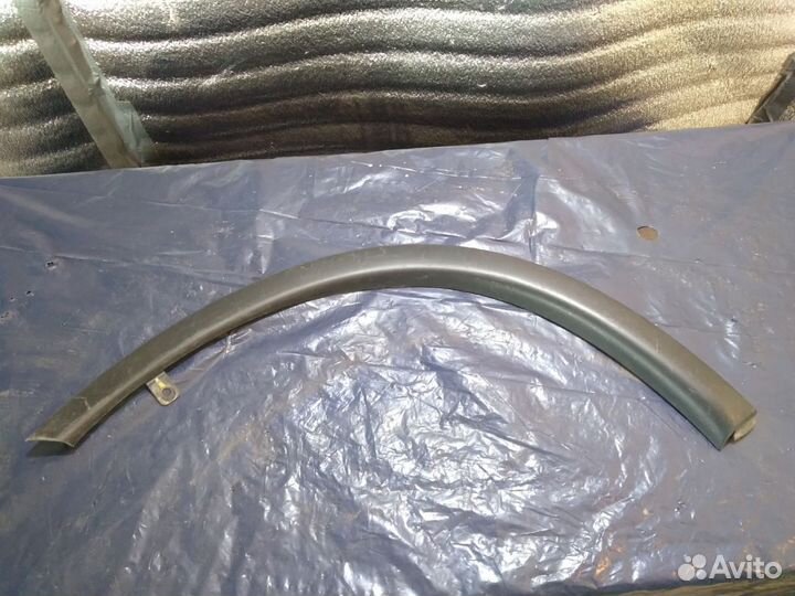 Накладка переднего крыла левого Mitsubishi