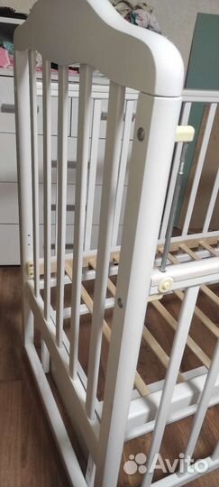 Детская кроватка с продольным маятником