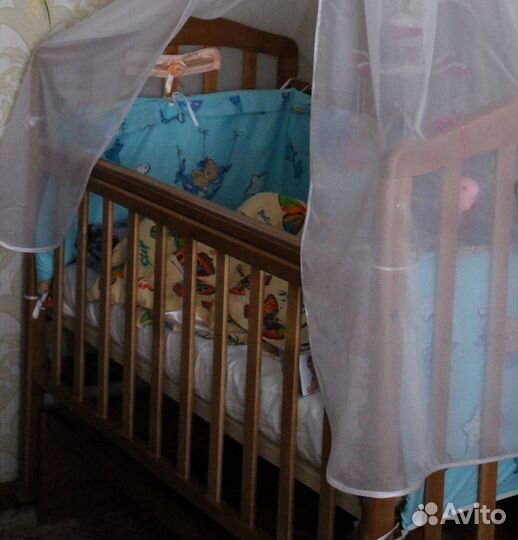 Детская кроватка с поперечным маятником