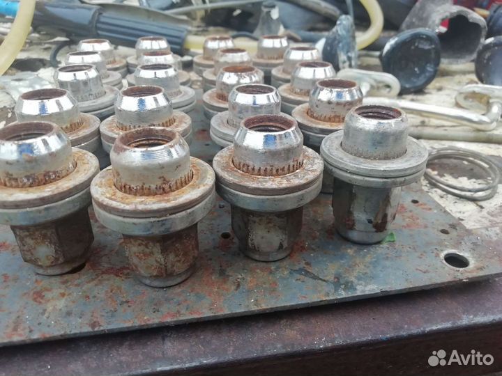 Колесные гайки 12