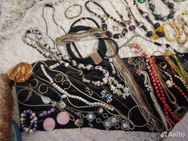 Бежутерия бусы браслеты серьги броши заколки