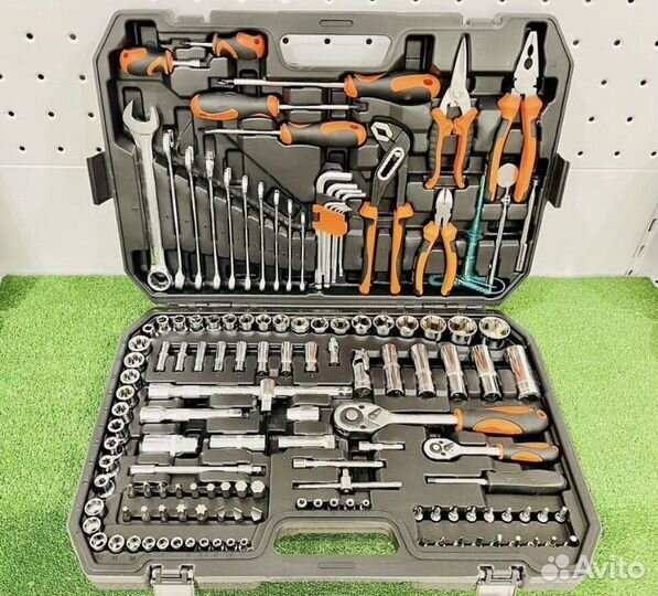 Набор инструментов в чемодане