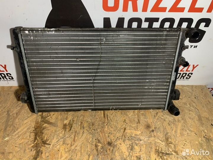 Радиатор охлаждения двигателя Skoda Octavia 1U AKL
