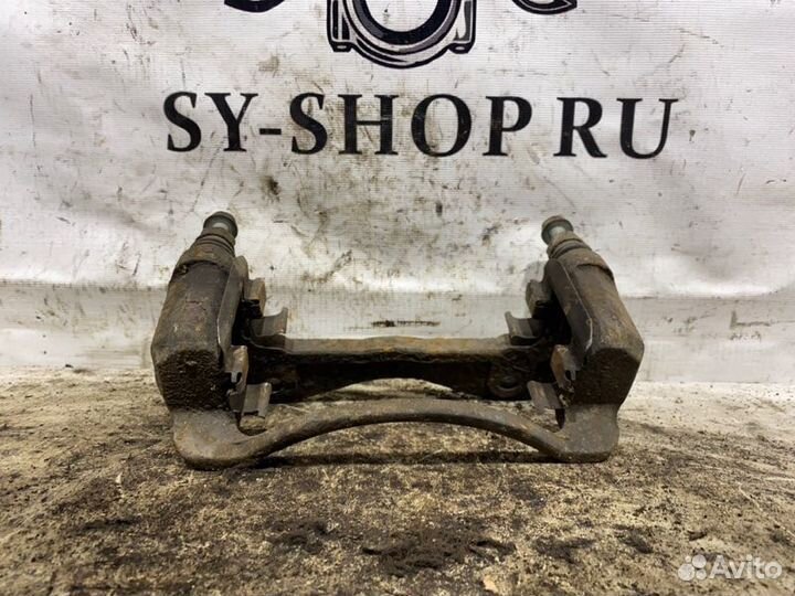 Скоба суппорта передняя Ssangyong Rexton 2 D27DT