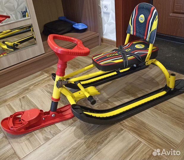 Детский снегокат с ручкой б/у