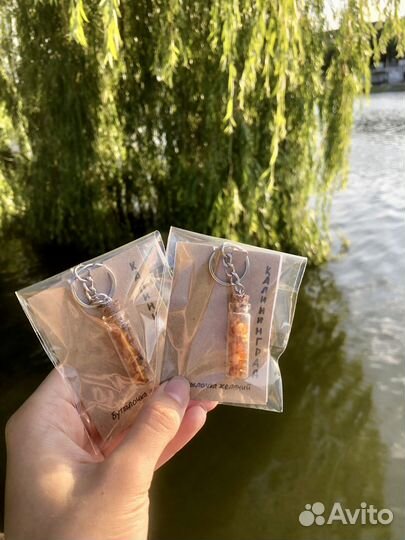 Сувенир янтарный опт и штучно брелок «Бутылочка»