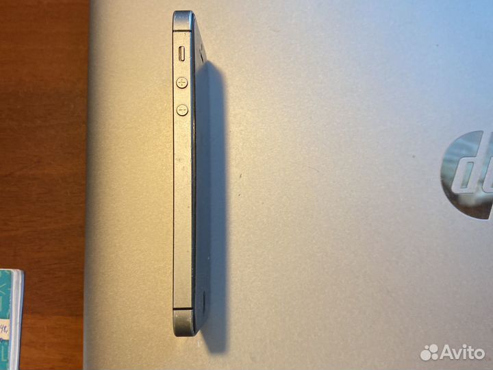 iPhone 5s разряженый и имеет сколы по бокам