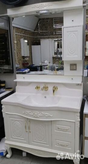 Зеркало с полкой в ванную