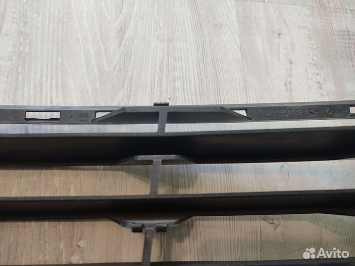 Решетка бампера центральная Опель Астра Н